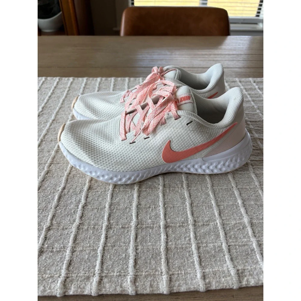 Nike Revolution 5 running shoes summit white orange pearl size 6.5